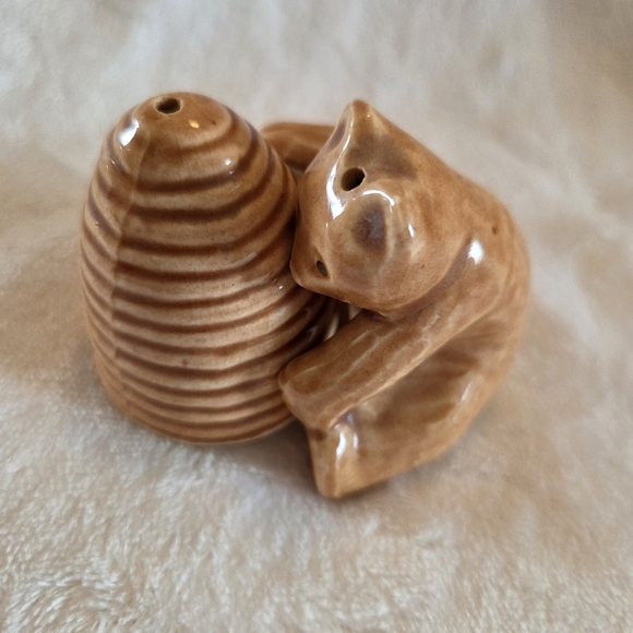 Vintage Porcelain Brown Bear & Honey Beehive Salt & Pepper Shakers - Picture 4 of 11